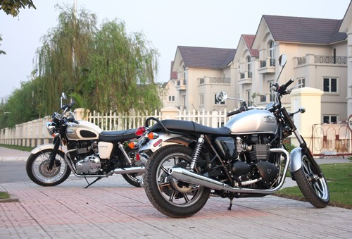 Triumph Bonneville 2014 (trước) và Bonneville T100 2014 (sau). Ảnh: Đức Huy.