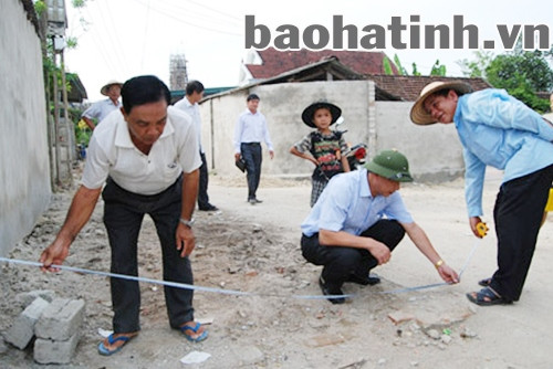 Cha Từ (người ngoài cùng bên phải) cùng lãnh đạo huyện Đức Thọ kiểm tra làm đường giao thông nông thôn tại thôn Tân Định (Đức Yên). Cha Từ (người ngoài cùng bên phải) cùng lãnh đạo huyện Đức Thọ kiểm tra làm đường giao thông nông thôn tại thôn Tân Định (Đức Yên).