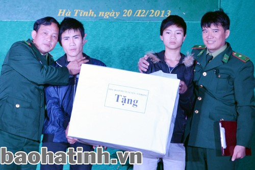 Tiểu đoàn Huấn luyện cơ động BĐBP Hà Tĩnh nhận đỡ đầu 3 cháu hoàn cảnh gia đình đặc biệt khó khăn mồ côi cả cha lẫn mẹ.