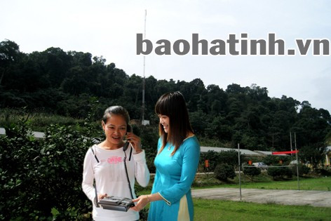 Năm 2010, lần đầu tiên bà con bản Giàng, xã Hương Lâm (Hương Khê) được tiếp cận với hệ thống thông tin liên lạc hiện đại do Viettel lắp đặt Năm 2010, lần đầu tiên bà con bản Giàng, xã Hương Lâm (Hương Khê) được tiếp cận với hệ thống thông tin liên lạc hiện đại do Viettel lắp đặt