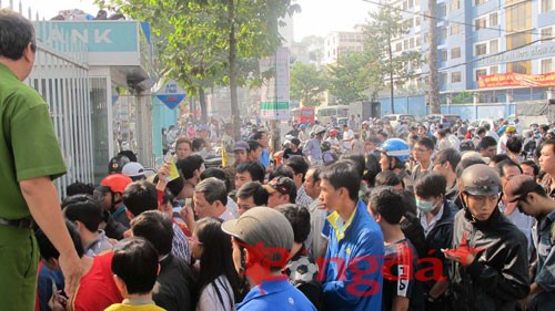 Lực lượng an ninh đứng giám sát nhằm đảm bảo trật tự - Ảnh: Phan Hồng