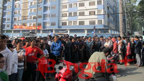 Người hâm mộ xếp hàng chờ đế lượt mua vé - Ảnh: Phan Hồng