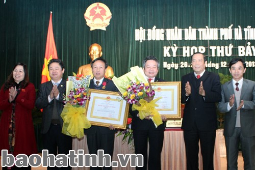 Thừa ủy quyền của Chủ tịch nước, Bí thư Tỉnh ủy Nguyễn Thanh Bình và lãnh đạo thành phố trao Huân chương Lao động cho các cá nhân đạt thành tích xuất sắc trong việc thực hiện các nhiệm vụ phát triển