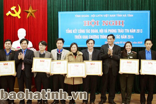 Chủ tịch Ủy ban MTTQ VN tỉnh Từ Văn Diện trao Bằng khen của T.Ư Đoàn TNCS Hồ Chí Minh cho các tập thể đạt thành tích xuất sắc trong công tác Đoàn, hội và phong trào TTN năm 2013