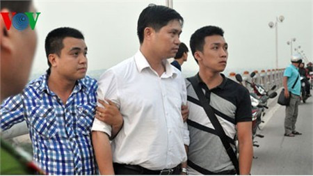 Bị can Nguyễn Mạnh Tường- Giám đốc Thẩm mỹ viện Cát Tường được đưa đi thực nghiệm nơi đối tượng khai vứt xác nạn nhân