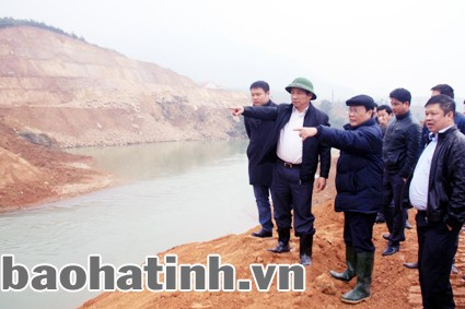 Phó Chủ tịch UBND tỉnh Lê Đình Sơn cùng đoàn công tác kiểm tra công tác thi công chuẩn bị cho ngăn dòng công trình đập dâng Lạc Tiến