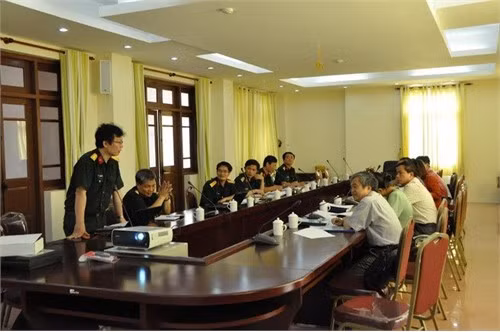 Kỹ sư Tuấn đang bảo vệ đề tài.