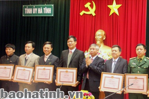 Chủ nhiệm UBKT Tỉnh ủy Hà Văn Thạch tặng giấy khen cho các tập thể hoàn thành xuất sắc nhiệm vụ