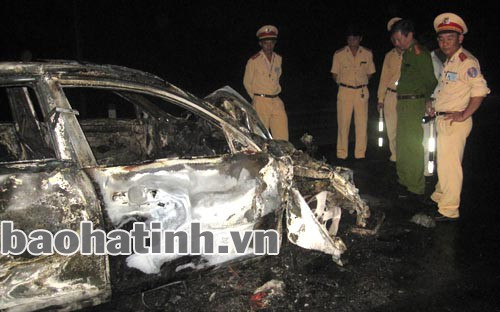 Xử lý hiện trường một vụ cháy ô tô Xử lý hiện trường một vụ cháy ô tô