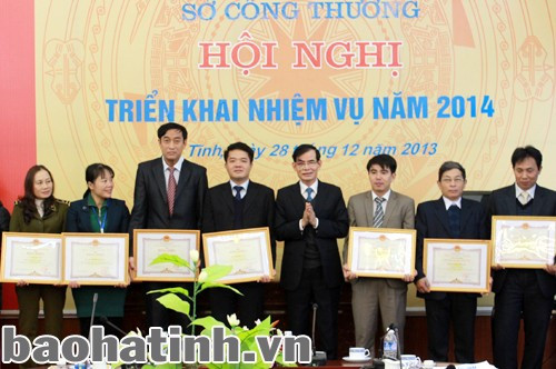 Phó Chủ tịch Thường trực UBND tỉnh Trần Minh Kỳ tặng bằng khen cho các cá nhân có thành tích xuất sắc