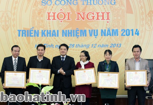 Thừa ủy quyền Bộ Công thương, Giám đốc Sở Công thương Hà Tĩnh Trần Nhật Tân tặng bằng khen của Bộ cho các tập thể có thành tích xuất sắc