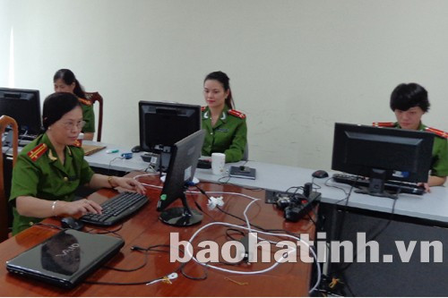 Cán bộ Phòng Quản lý hành chính về TTXH tích cực ứng dụng CNTT để phục vụ nhân dân hiệu quả hơn.