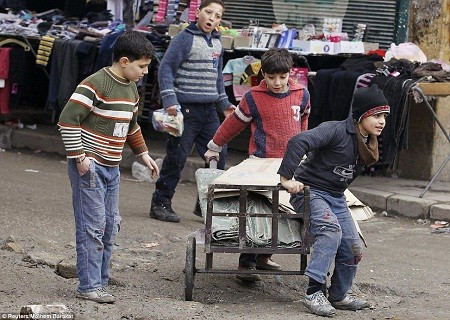 Trẻ em chơi trên đường phố Aleppo.