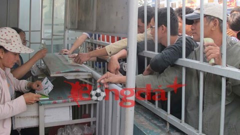Người hâm mộ mua vé. Ảnh: Phan Hồng