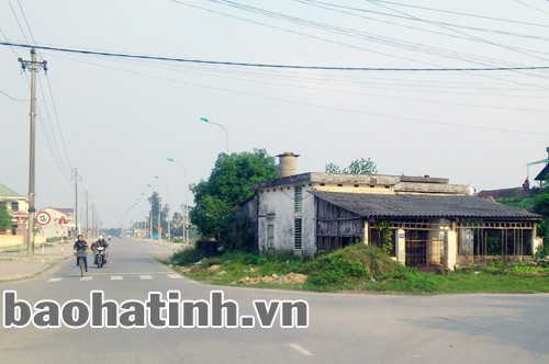 Căn nhà choán gần nửa tuyến đường vừa gây mất ATGT vừa trông rất phản cảm