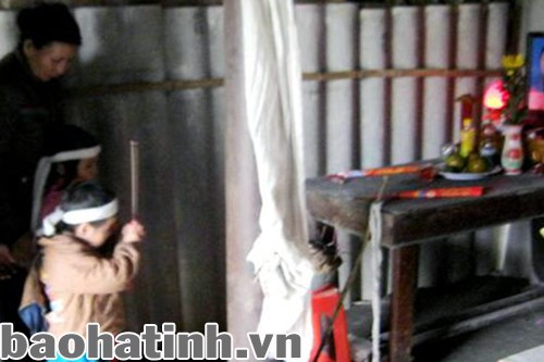 Hai cháu nhỏ côi cút bên bàn thờ bố mẹ Hai cháu nhỏ côi cút bên bàn thờ bố mẹ