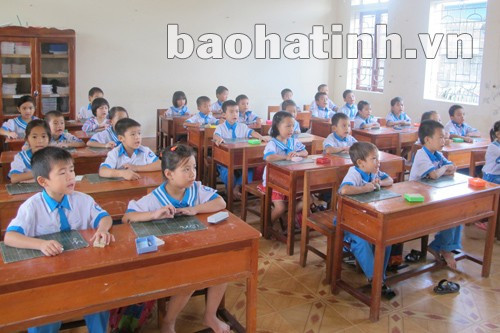 Giờ học đánh vần của học sinh lớp 1 Trường Tiểu học Võ Liêm Sơn (Can Lộc).