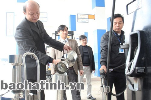 Đoàn kiểm tra liên ngành thực hiện kiểm định cột đo, kiểm tra sai số đo lường tại cửa hàng xăng dầu số 1 Hà Tĩnh