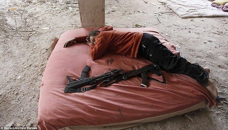 Một chiến binh thuộc phe nổi dậy tranh thủ ngủ trưa (ảnh của Barakat).