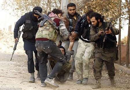 Những bức hình của Barakat khắc họa chân thực và sống động bạo lực đang diễn ra tại Aleppo, nơi 126.000 dân thường đã thiệt mạng trong những cuộc đụng độ của quân đội.