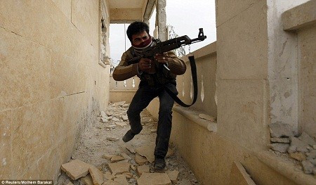 Bạo lực vẫn thường xuyên diễn ra ở Aleppo, hàng trăm ngàn dân thường và binh lính đã thiệt mạng tại đây.