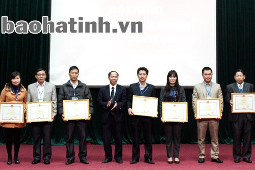 và trao Bằng khen của UBND tỉnh cho các tập thể, cá nhân xuất sắc