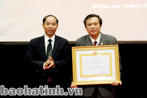 Phó Chủ tịch UBND tỉnh trao Huân chương Lao động Hạng Ba cho cá nhân ông Phan Trung Thành – Phó GĐ Đài PTTH Hà Tĩnh...