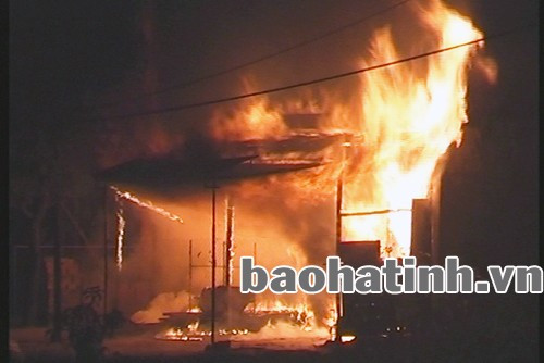 Toàn bộ cơ sở gas và một xưởng nhôm kính bên cạnh bị lửa thiêu trụi