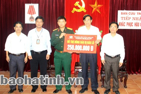 Lãnh đạo Chi nhánh Viettel Hà Tĩnh trao quà hỗ trợ đồng bào Hà Tĩnh bị bão lũ năm 2013 Lãnh đạo Chi nhánh Viettel Hà Tĩnh trao quà hỗ trợ đồng bào Hà Tĩnh bị bão lũ năm 2013