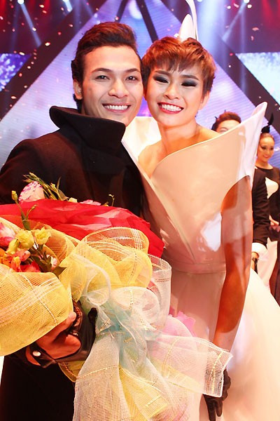 Thanh Thủy (phải) rạng rỡ khi nghe xướng tên đoạt danh hiệu quán quân. Ảnh: Anh Tuấn. Thanh Thủy (phải) rạng rỡ khi nghe xướng tên đoạt danh hiệu quán quân. Ảnh: Anh Tuấn.