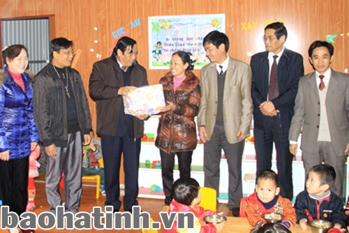 ... và thăm, tặng quà cho các cô và trò trường Mầm non tư thục An Nhiên