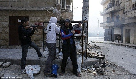 Các binh sĩ thuộc phe nổi dậy đứng bên một ma-nơ-canh để “gài bẫy”, nhằm thu hút sự chú ý của các tay súng thuộc lực lượng quân đội Chính phủ.