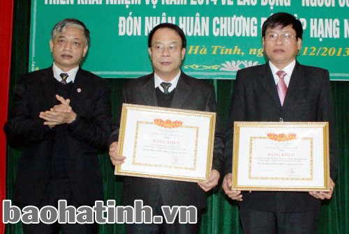 Thứ trưởng Bộ LĐ-TB&XH trao bằng khen của Bộ LĐ-TB&XH cho các tập thể có thành tích trong hoạt động của ngành trong năm 2013