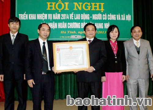 Thừa ủy quyền Chủ tịch nước, Phó Chủ tịch UBND tỉnh Nguyện Thiện trao Huân chương Độc lập hạng Nhì cho Ngành LĐ-TB&XH Hà Tĩnh