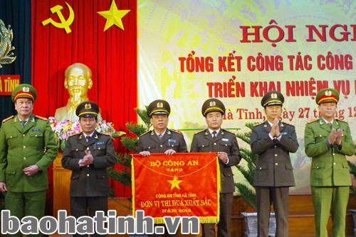 Thứ trưởng Thường trực Bộ Công an Đặng Văn Hiếu đã trao Cờ thi đua xuất sắc năm 2013 của Bộ Công an cho Công an Hà Tĩnh Thứ trưởng Thường trực Bộ Công an Đặng Văn Hiếu đã trao Cờ thi đua xuất sắc năm 2013 của Bộ Công an cho Công an Hà Tĩnh