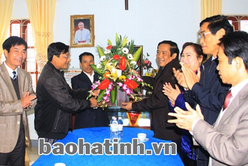 … tặng hoa chúc mừng Linh mục Giáo xứ An Nhiên Trần Đức Mai...