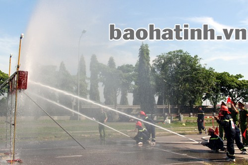 Cán bộ, chiến sỹ Phòng Cảnh sát PCCC&CNCH Công an tỉnh tổ chức diễn tập phương án PCCC.