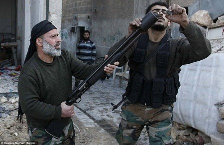 Một chiến binh nổi dậy đang châm ngòi nổ cho một quả mìn. Barakat không ngại xâm nhập vào những vùng nguy hiểm để chụp được những bức ảnh thời sự sống động.