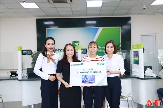 Khách hàng thứ 2 ở Hà Tĩnh trúng thưởng chương trình “Tiết kiệm tạo kỳ tích” của Vietcombank