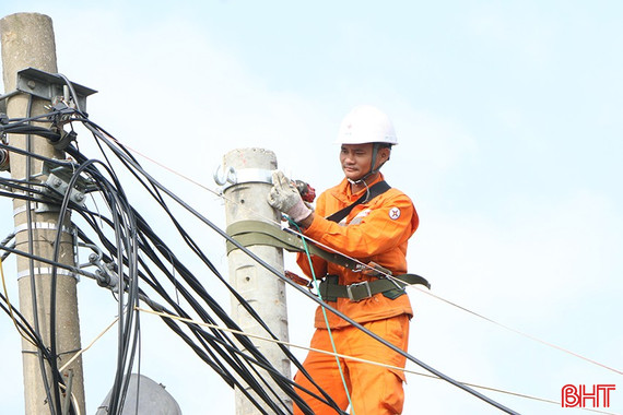Tốc lực thi công, đưa công trình khôi phục lưới điện "về đích" đúng hẹn