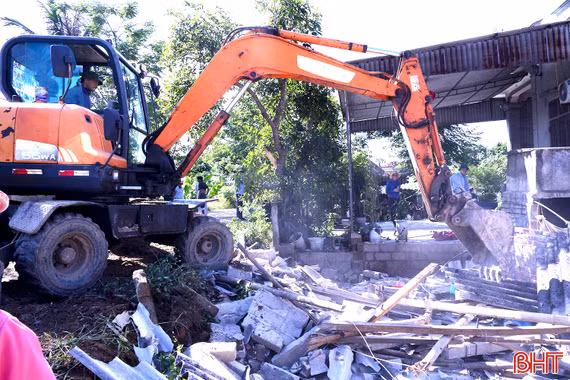 Ra quân hỗ trợ người dân bàn giao mặt bằng dự án đường vành đai phía Đông