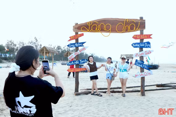 Du khách thích thú trước "diện mạo mới" của biển Thạch Hải