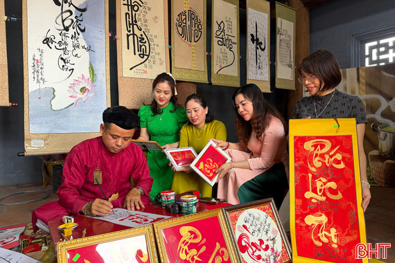 Xin chữ cầu may - điểm nhấn văn hóa ý nghĩa tại lễ hội Văn Miếu