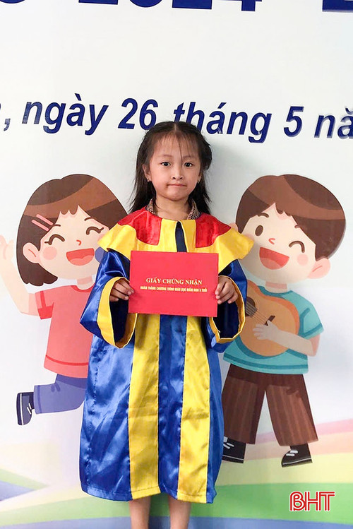 Vẻ xinh xắn đáng yêu của bé Nguyễn Thị Ngọc Hà trong lễ tổng kết năm học 2024-2025 vừa qua. bqbht_br_a8.jpg