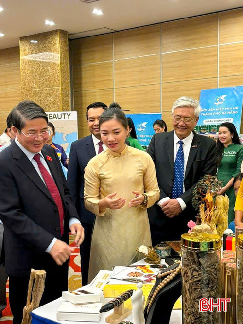 Lãnh đạo Trung ương tham quan gian hàng khởi nghiệp của phụ nữ Hà Tĩnh bên lề Chung kết toàn quốc Cuộc thi ý tưởng phụ nữ khởi nghiệp năm 2024. bqbht_br_a3.jpg