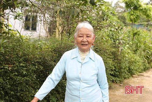 Bà Nguyễn Thị Bình - nguyên Phó Chủ tịch UBND xã Hương Trạch. bqbht_br_a4-5589.jpg