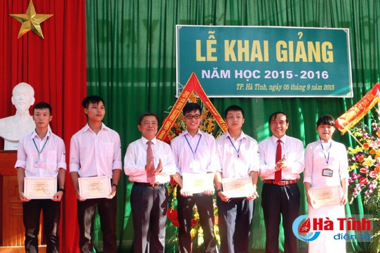 Hà Tĩnh tưng bừng khai giảng năm học mới ảnh 4