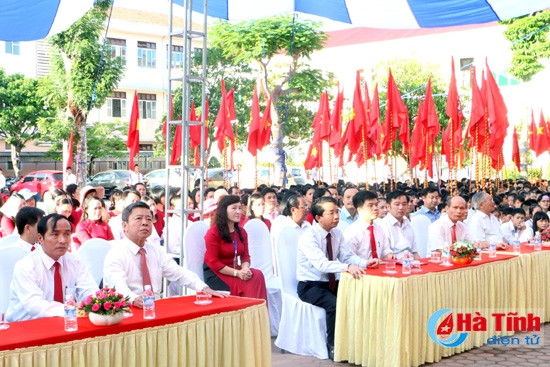 Hà Tĩnh tưng bừng khai giảng năm học mới ảnh 1