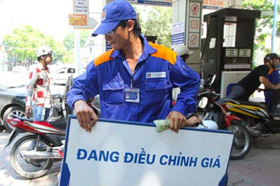 Xăng giảm giá gần 1.200 đồng trước 15h ảnh 1