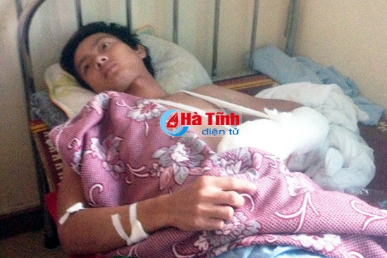 Dùng dao tấn công đám bạn hát Karaoke vì tưởng bị "nhìn đểu" ảnh 1